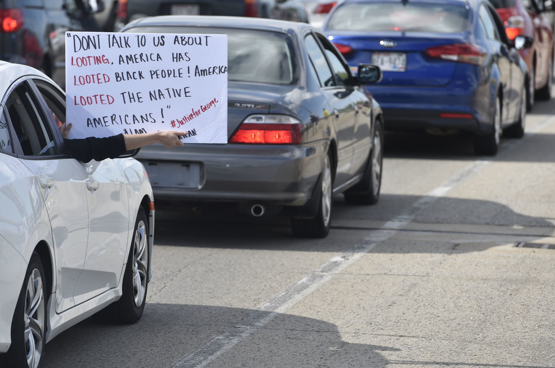 Sign about looting and #JusticeForGeorge